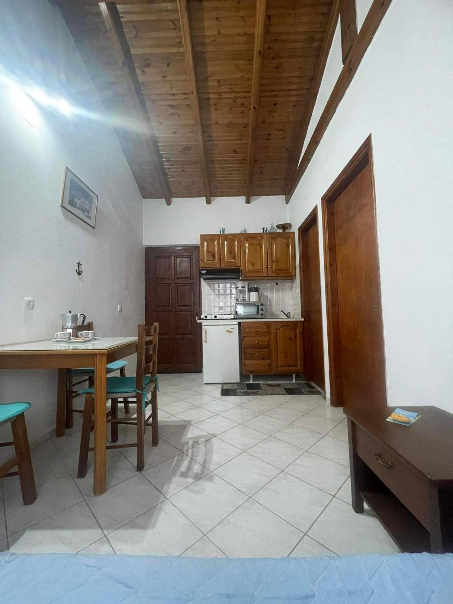 Tiki Rooms Marathokampos Bagian luar foto